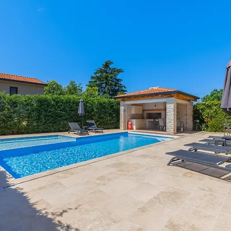 Zely With Outdoor Pool Apartment Porec