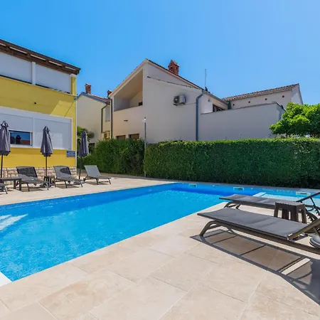 Zely With Outdoor Pool Apartment Porec