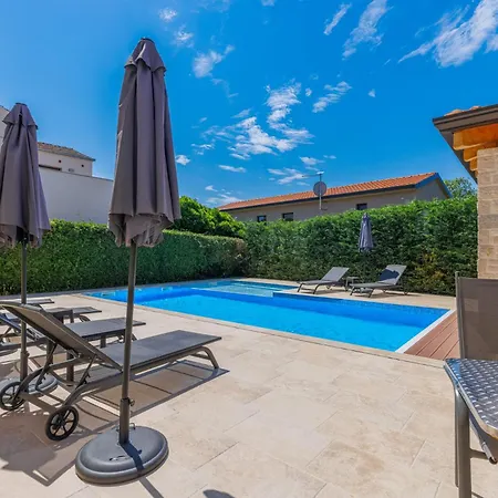 Apartment Zely With Outdoor Pool