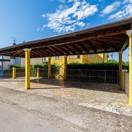 Apartment Zely With Outdoor Pool Porec