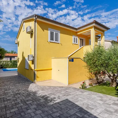 Apartment Zely With Outdoor Pool *