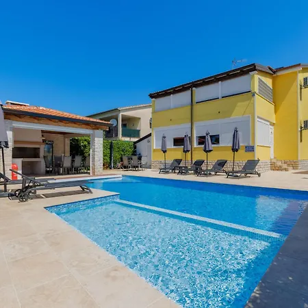 Apartment Zely With Outdoor Pool *