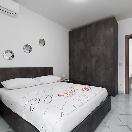 Zely With Outdoor Pool Apartment Porec