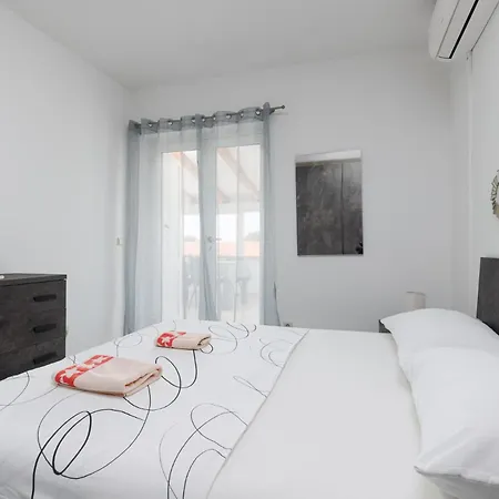 Zely With Outdoor Pool Apartment