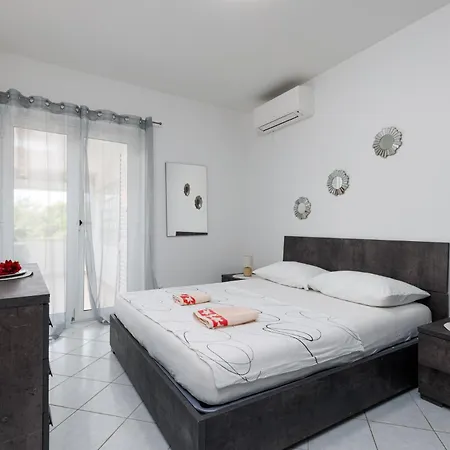 Apartment Zely With Outdoor Pool *