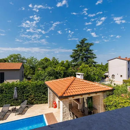 Zely With Outdoor Pool Apartment