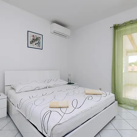Apartment Zely With Outdoor Pool