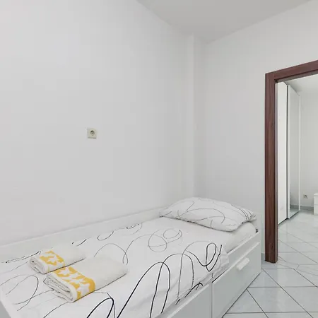 Zely With Outdoor Pool Apartment