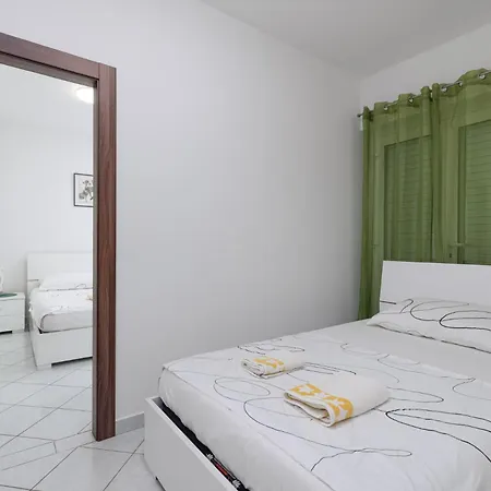 Zely With Outdoor Pool Apartment Porec