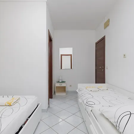 Zely With Outdoor Pool Apartment *