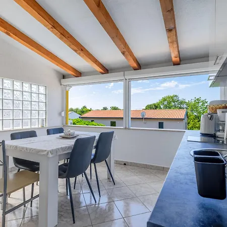 Zely With Outdoor Pool Apartment *