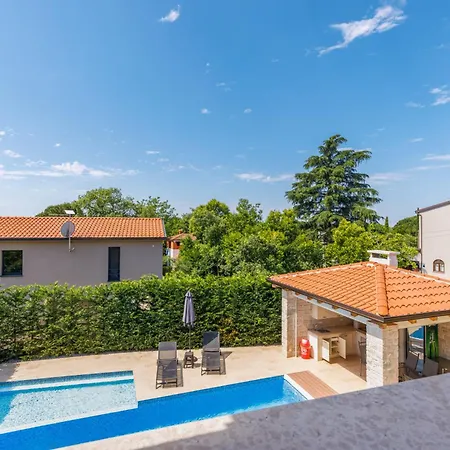 Zely With Outdoor Pool Apartment