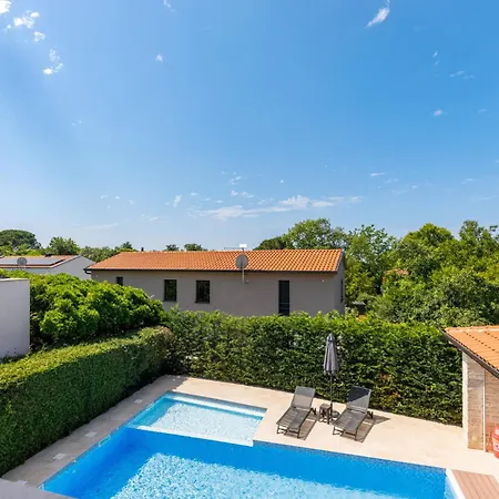 Zely With Outdoor Pool Porec
