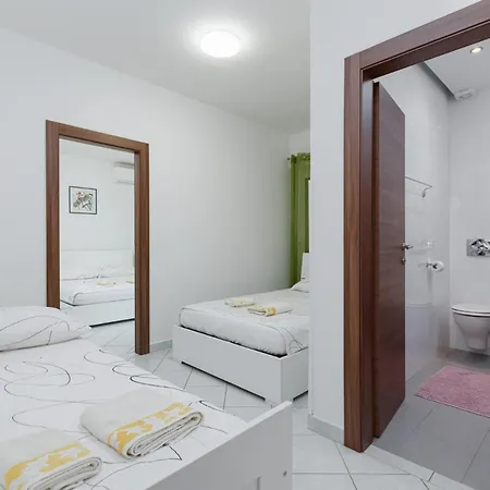 Apartment Zely With Outdoor Pool Porec