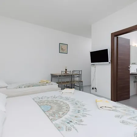 Zely With Outdoor Pool Apartment Porec