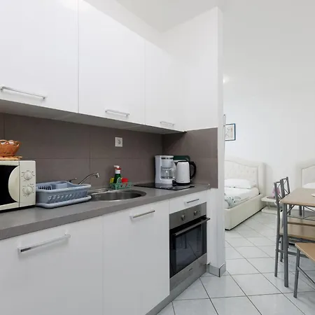 Zely With Outdoor Pool Apartment