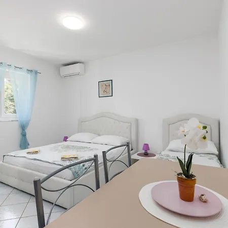 Zely With Outdoor Pool Apartment