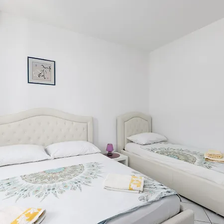 Zely With Outdoor Pool Apartment *