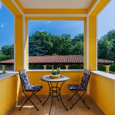 Zely With Outdoor Pool Apartment *